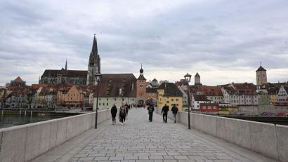 Symbolbild: Felix Hörhager/dpa/Archivbild
Ein 28-Jähriger soll einen 20-Jährigen im Streit über die Brüstung der Steinernen Brücke in Regensburg geschubst haben.