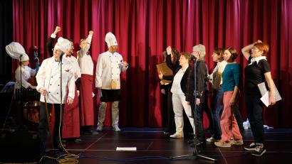 Bild: do
Intensiv proben die 25 Laienschauspieler an der Unterhaltungsshow "Gesternheutemorgen" auf der Bühne des Speinsharter Gemeindezentrums.