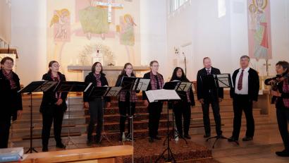 Bild: Kunz
Die Gruppe CantArt mit Chorleiterin Elisabeth König (rechts) gestaltet das Benefizkonzert in St. Johannes.