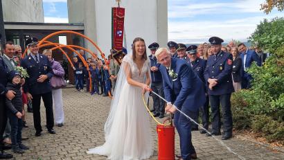 Bild: kki
Vereine und Arbeitskollegen standen Spalier und gratulierten dem frisch getrauten Ehepaar, die beim Einsatz an der Spritze eine gute Figur machten.