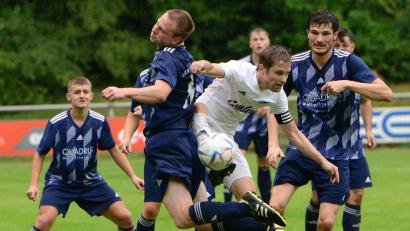 Bild: mhs
Torjäger Thimo Luff (weißes Trikot) vom TSV Detag Wernberg erfreut sich in den Kreisliga-Spielen immer enormer Aufmerksamkeit des Gegners. So wie hier gegen den FC Schmidgaden.