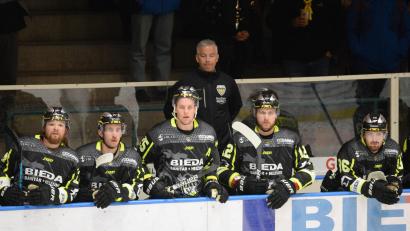 Bild: Andreas Brückmann
Coach Dirk Salinger (hinten) und seine Akteure des ERSC Amberg fiebern dem Saisonstart in der Eishockey-Bayernliga beim ESV Buchloe entgegen.