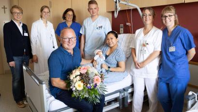 Bild: Johanna Foitzik/exb 
Geschäftsführerin Janina Philipp (hinten, von links), Dr. Bernadette Lehmann, Dr. Susanne Merl und Jeremy Weber hießen mit mit den glücklichen Eltern Harald und May Ann den kleinen Lukas willkommen. Rechts neben dem Bett Nicole Schwarz und Hebamme Lucie Jobst.
