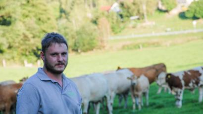 Bild: cvl
Alexander Schinner, 29, ist Nebenerwerbslandwirt. Sein Hof liegt in Rosenbühl, einem kleinen Weiler im Naturpark Steinwald in der Nähe von Erbendorf.