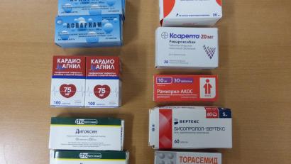 Bild: Hauptzollamt Regensburg/exb
Zollbeamte stellen in Weiden illegale Arzneimittel sicher. Die fast 530 Tabletten sind vernichtet worden.