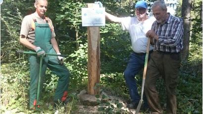 Bild: FGV Fichtelberg-Neubau/exb
FGV-Vorsitzender Bernhard Kraus (von links), Georg Speidel und Hans Schöler arbeiten am Quellenweg.