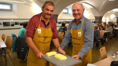 Bild: jr
Franz Zölch (links) und Herbert Konrad stellten bei der Sitzweil in Konnersreuth auch frische Butter her.