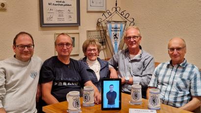 Bild: Willi Schneider/exb
Für 45 Jahre werden geehrt, (von links) Harald Kropf, Johann Ascherl, Hermine Forster, Willi Schneider, und Berthold Ascherl, nicht im Bild Albert Klier. 20 Jahre ist Margarita Rodriguez Gonzales dabei.