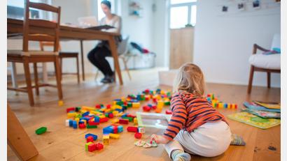 Symbolbild: Julian Stratenschulte / dpa
Alleinerziehende sind besonders gefährdet, aufgrund von Mehrfachbelastung und fehlenden Ressourcen in eine schwierige Familiensituation zu geraten. In Weiden und im Landkreis Neustadt sollen nun Familienpaten ausgebildet werden, die in solchen Fällen unterstützen können.
