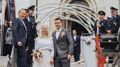 Bild: Balk/exb
Nach dem Verlassen der Kirche erwartet Julia und Dominik Balk ein langes Spalier der Vereine. Auch die Drehleiter steht schon parat.
