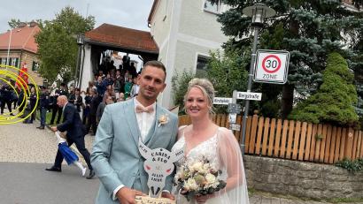 Bild: Christoph Schroller/exb
In Kastl gaben sich Florian und Carina Merkl das kirchliche Jawort. Von den Ursprung Bikern Immenreuth, wo der Bräutigam Mitglied ist, gab es ein Geschenk überreicht.
