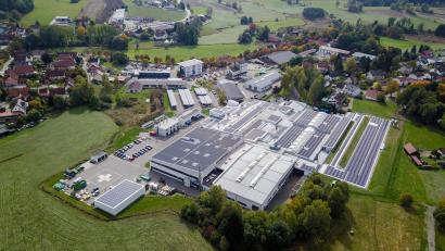 Bild: Glas Irlbacher/exb
Beim Blick auf die Dachlandschaft der vielen Betriebsgebäude stechen die Photovoltaik-Module sofort ins Auge.