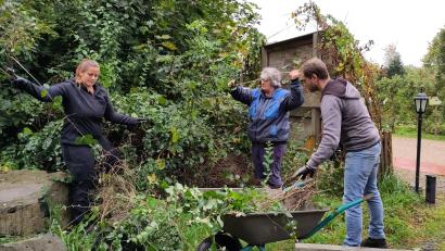 Bild: Landratsamt Tirschenreuth/exb
Mitarbeiter des Amts für Ländliche Entwicklung unterstützten das Kultur- und Begegnungszentrum Waldsassen bei der Gartenarbeit.