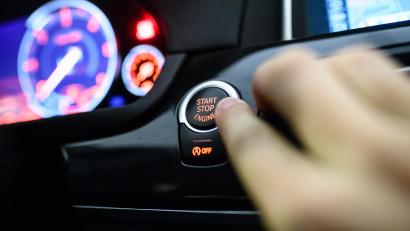 Symbolbild: Matthias Balk/dpa
Ein Mann drückt den Start-Stop-Knopf eines BMW. Autodiebe haben es zunehmend auf Fahrzeuge mit dem Schließmechanismus Keyless-Go abgesehen. Nun auch in Weiherhammer.
