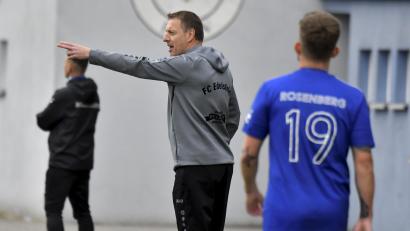 Bild: Hubert Ziegler
Trainer Stephan Schmeller (links) fliegt mit dem FC Edelsfeld derzeit durch die Kreisliga Süd. Am letzten Hinrunden-Spieltag bietet sich dem Aufsteiger die Chance, sich mit einem Sieg im Spitzenspiel gegen Inter Bergsteig Amberg die Herbstmeisterschaft zu sichern.