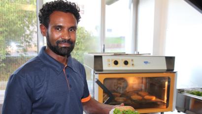 Bild: kro
Der 31-jährige Samuel Gebru eröffnete Anfang August in Tirschenreuth seinen zweiten Burger-Laden „Uncle Sam’s Burger“. Eine weitere Filiale betreibt der gebürtige Äthiopier in Bamberg.