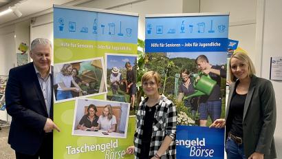 Bild: Kreisjugendring Amberg-Sulzbach/exb
Landrat Richard Reisinger (links) begrüßt die neue Mitarbeiterin der Taschengeldbörse, Susanna Morton (Mitte). Gemeinsam mit Iris Pinzenöhler (rechts) kümmert sie sich um die Vermittlung von Jobs in Sulzbach-Rosenberg und im nördlichen Landkreis.