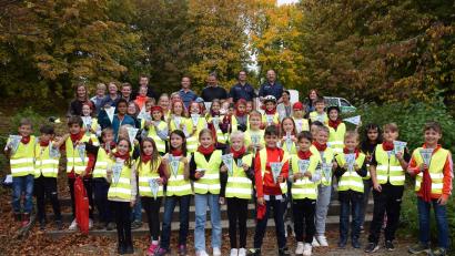 Bild: wku
Die Viertklässler der Grundschulen Edelsfeld und Königstein mit Rektorin Stefanie Lutye-Küst und den Ehrengästen nach der Fahrrad-Wimpelübergabe.