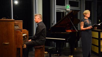 Bild: Kunz
Lars David Kellner wartet am Harmonium die Lesung Susanne Sperrhakes ab.