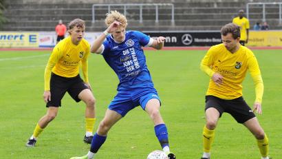 Bild: war
Johannes Janker (Mitte) traf zuletzt für den SV Etzenricht bei der 1:2-Niederlage beim FC Amberg. Am Samstag gegen den FC Wernberg will er wieder über einen Sieg seines Teams jubeln.