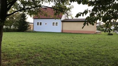 Bild: mma
Wie mit zwei Augen sieht das Rathaus auf den Bauplatz der künftigen Kinderkrippe in Schwend.