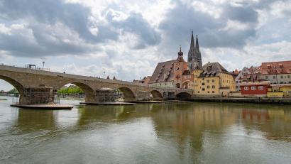Bild: Armin Weigel
Die Steinerne Brücke in der Altstadt an der Donau.Foto: Armin Weigel/Archiv