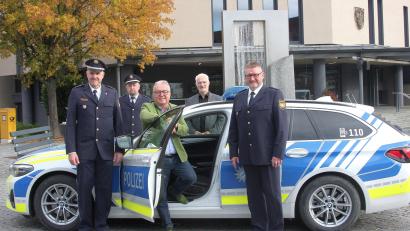 Bild: wro
Klaus Schuster (rechts) ist seit 1. Oktober neuer Kontaktbeamter der Polizei in Wiesau. Die offizielle Amtseinführung durch den Ersten Polizeihauptkommissar Günther Burkhard (links) fand am Freitag statt. Dem neuen Ansprechpartner in Wiesau gratulierten Polizeihauptkommissar Thomas Hoffmann, Bürgermeister Toni Dutz und der Geschäftsleiter im Rathaus Wiesau, Thomas Weiß (von links).