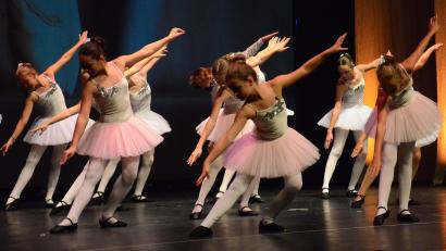 Bild: Kunz
Das Ballett II und Ballett Oberstufe des Tanzstudios Kathrin Petese zeigte in der Max-Reger-Halle den Schatzwalzer.