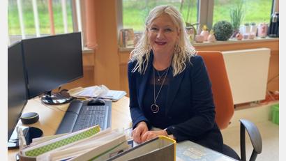 Bild: Lutye-Küst/exb
Stefanie Lutye-Küst sitzt seit September 2023 nicht nur auf dem Chefsessel in der Auerbacher Grundschule, sondern auch noch auf dem der Schule in Königstein.