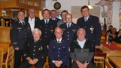 Bild: bk
Die Geehrten der Marktfeuerwehr. Ihnen gratulierten Kreisbrandmeister Gerald Wölfl, Bürgermeister Ludwig Biller, Vorsitzender Thomas Gmeiner ( stehend Erster, Zweiter und Vierter von links).