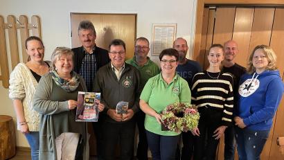 Bild: Annegret Greber/exb
Christine Zach, Maria Hanauer, Hans Hanauer, Oliver Roth, Manfred Becher, Beate Becher, Markus Greber, Emma Zach, Markus Zach und Andrea Rupp (von links) präsentieren ihre Preise beim Kampf um die Kirchweihgans.