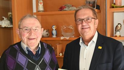 Bild: gf
Bürgermeister Martin Preuß (rechts) gratulierte dem Jubilar Heinrich Eign.