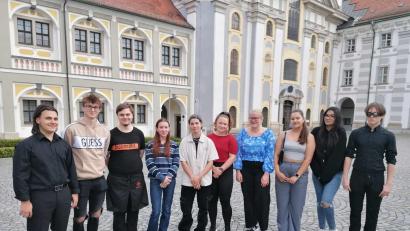 Bild: Markus Schultes/BSZ Wiesau/exb
Junge Leute aus Partnerschulen des BSZ Wiesau in Tschechien absolvierten in Gastronomiebetrieben in Waldsassen Praktika. Ein Schüler der Touristikfachschule Wiesau war neun Wochen in einem Hotelbetrieb in Pardubice tätig.