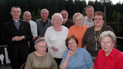 Archivbild: gis
Foto anlässlich des 50. Gründungsjubiläums der Aktion am Fichtelsee (vorne, von links) Gundi Zapf, Olga Babo und Irma Wolf sowie (hinten, von links) Pfarrer Andreas Gromadzki, Siegfried Kastl, Hans Wolf, Rita Gonzalvo, Karl Kuhbandner, Theresia Hackenschmidt, Engelbert Schmalzl und Maria Kastl.