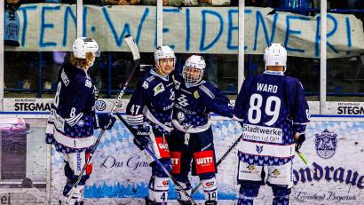 Archivbild: Werner Moller
Die Blue Devils haben weiter Grund zum Jubeln. Am Sonntag feierten die Weidener beim SC Riessersee einen 4:1-Erfolg. Hier freuen sich (von links) Neal Samanski, Vladislav Filin, Alessandro Schmidbauer und Tyler Ward über einen Treffer beim 6:1 gegen Stuttgart.