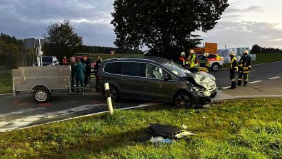 Bild: lei
Der Fahrer dieses Seat, der mit seinem Hund im Auto unterwegs war, hatte Glück im Unglück – er blieb bei dem Unfall auf Höhe der Ortseinfahrt Schmalnohe unverletzt.
