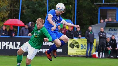 Bild: war
Martin Pasieka (rechts) brachte den SV Etzenricht im Spitzenspiel mit 1:0 in Führung. Der FC Wernberg glich aber kurz vor Schluss noch aus.