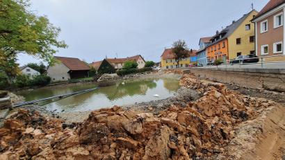 Bild: bey
Der Lehmschlag am Stadtweiher wurde zurückgenommen, jetzt sind die Rissen in der Betonmauer (rechts) sichtbar. Diese Schlitze werden nun verfüllt und verpresst.
