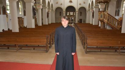Bild: jr
Oliver Pollinger, hier in der Stadtpfarrkirche St. Jakob, leitet seit 1. September die Pfarreiengemeinschaft Mitterteich-Steinmühle-Leonberg. „Es ist so, wie ich es mir vorgestellt habe“, bilanziert der Geistliche sechs Wochen nach dem Amtsantritt.