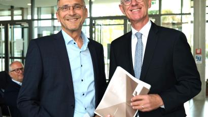 Bild: Hirsch
Regierungspräsident Walter Jonas (rechts) führte den neuen Berufsschulleiter Martin Abt (links) in sein Amt ein.