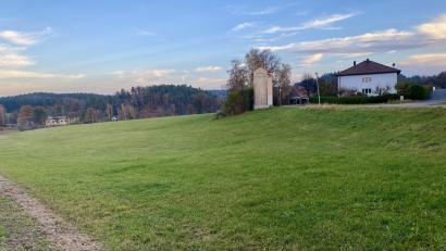 Archivbild: Eichl
Aus dieser Wiese soll einmal das Baugebiet „Im Badgarten“ werden. Was ganz schnell geplant war, verzögert sich nun deutlich: Das Bauleitplanverfahren muss wegen eines Gerichtsurteils neu aufgerollt werden.