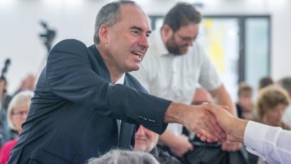 Bild: Armin Weigel/dpa
Hubert Aiwanger, Bundesvorsitzender der Freien Wähler, begrüßt beim Landesparteitag in Bad Gögging Delegierte.