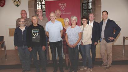 Bild: müb
Für ihren lebenswichtigen Spenderdienst wurden im Rathaus geehrt: Hinten, von links: Thorsten Buchwald, Erwin Heuberger, Matthias Drenda, Renate Fiedler, Karin Pilhofer, Bürgermeister Michael Göth, Sebastian Schaller. Vorne, von links: Rudolf Heindl, Bernhard Herbst, Hans Pirner, Sigrid Weitzer.