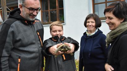 Bild: Stefanie Roth
Starke Nachbarschaft: Dank der Hilfe von Agnes Walberer (rechts), Markus Knechtel (links) und Sohn Samuel, freut sich Petra Pöpperl über die Rückkehr der ausgebüxten Schildkröte.