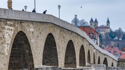 Archivbild: Armin Weigel/dpa
Die Steinerne Brücke in der Regensburger Altstadt. Das Opfer fiel auf den gepflasterten Bereich an einem Brückenpfeiler und wurde schwer verletzt.