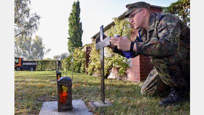 Bild: Stephan Huber
Mitglieder der Kurfürstlichen Schlosswache reinigten die Kriegsgräber im Katharinenfriedhof in Zusammenarbeit mit der Bundeswehr.