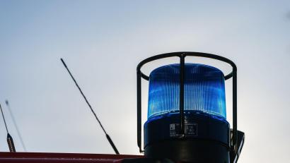 Bild: Philipp von Ditfurth/dpa/Symbolbild
Ein Blaulicht auf dem Dach eines Einsatzfahrzeugs.