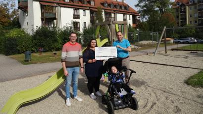 Bild: Manuel Fischer/exb
Die beiden Fanhilfe-Vorsitzenden Christian Birk (links) und Dieter Keil übergeben einen symbolischen Scheck über 2000 Euro an Jaydens Mutter Regina Müllner. Ihr zweijähriger Sohn hat eine schwere Erkrankung nur knapp und mit Schäden überlebt.