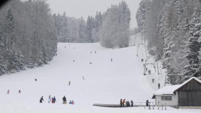 Bild: Petra Hartl
Das Skivergnügen am Buchberg ist Geschichte: Dieses Bild vom Skilift in Sitzambuch entstand kurz nach Weihnachten 2010.