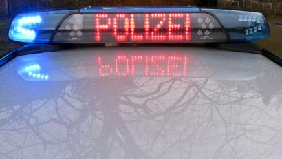 Bild: Carsten Rehder/dpa/Symbolbild
Die Schriftzug „Polizei“ leuchtet auf dem Dach eines Streifenwagens der Polizei.